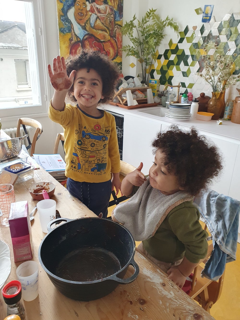 Les enfants lèchent le plat